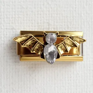 Détail d'un charm chauve-souris doré avec cristaux pour bracelet italien modulable