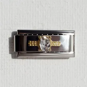 Dettaglio maglia bracciale italiano con inserto in oro e grande cristallo ovale