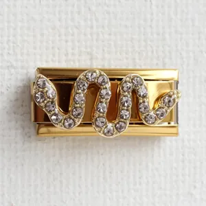 Vue macro d'un lien de bracelet italien doré orné d'un serpent serti de strass fumés