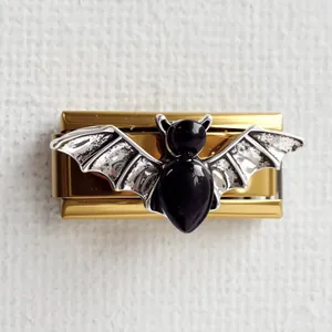 Détail d'un maillon de charme italien avec une chauve-souris noire et argentée