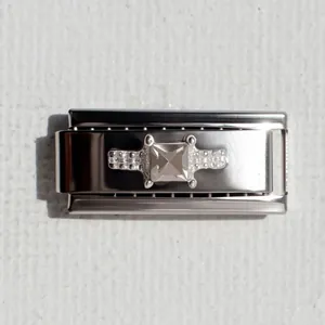 Dettaglio della maglia charm italiana in argento con zircone quadrato e base in metallo