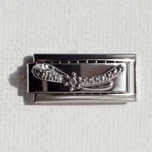 Dettaglio maglia per bracciale italiano in acciaio inossidabile con design a onde e sfere