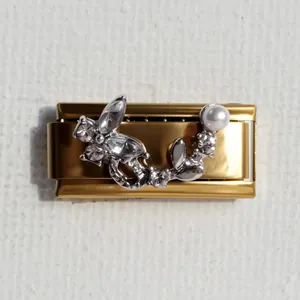 Dettaglio maglia bracciale italiano con base dorata, fiore d'argento e perla bianca