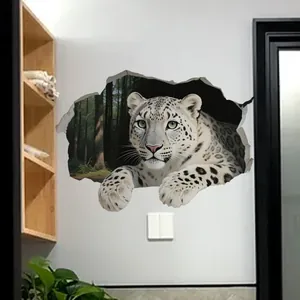 Makro-Detail eines 3D-Schneeleopard-Wandaufklebers, der durch eine weiße Wand bricht