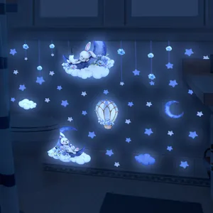 Leuchtende blaue Mond- und Hasen-Wandaufkleber, die in einem dunklen Raum strahlen