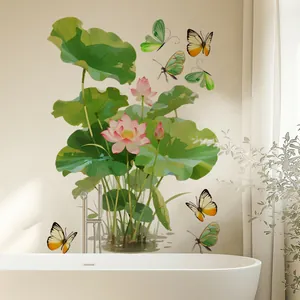 Détail de stickers muraux lotus rose et papillons sur un mur de salle de bain blanc