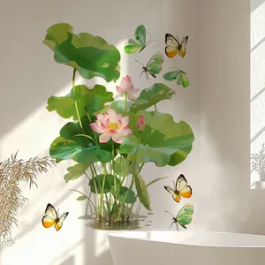 Détail d'autocollant mural avec lotus roses et feuilles vertes sur un mur blanc
