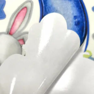 Detail der selbstklebenden Leuchtaufkleber mit Hasenmotiv und blauen Elementen für die Wand