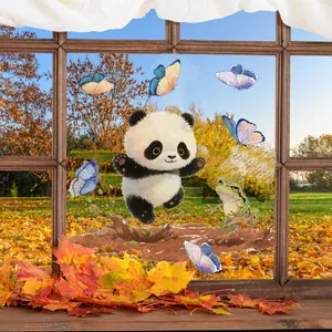 Statische Fensteraufkleber mit Panda und bunten Schmetterlingen auf einer Glasscheibe