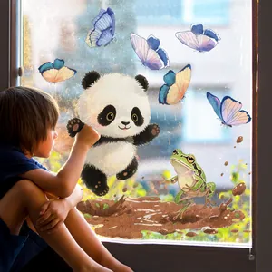Detail von niedlichen Panda- und Schmetterling-Fensteraufklebern in gemütlicher Umgebung