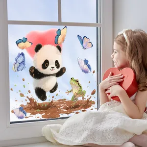 Niedliche Cartoon-Panda-Fensterbilder auf Glas mit einem spielenden Kind im Haus