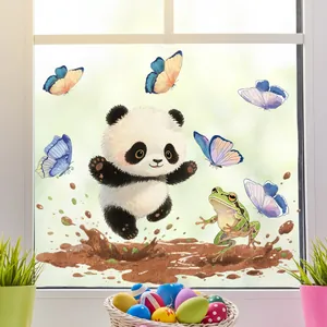 Detail von Panda-, Frosch- und Schmetterling-Fensteraufklebern auf hellem Glas mit Pflanzen