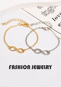 Vue détaillée des bracelets symbole infini en or et argent avec fermoir mousqueton et chaîne