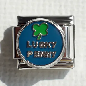 Vista macro del dije de trébol Lucky Penny en esmalte azul y acero inoxidable