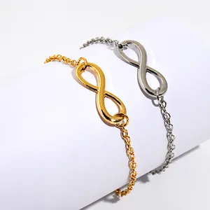 Détail des bracelets chaîne avec symbole infini en or et argent, fini poli brillant