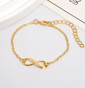 Vue détaillée d'un bracelet doré signe infini avec fermoir mousqueton et chaîne de rallonge