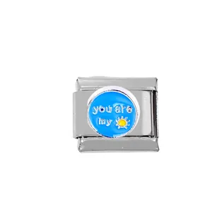 Détail du charm italien en acier inoxydable 304 avec texte 'you are my' et soleil