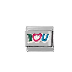 Détail macro du maillon en acier inoxydable avec motif émaillé I Love U pour bracelet