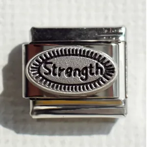Eslabón de pulsera italiana de acero inoxidable con palabra Strength grabada en metal plateado