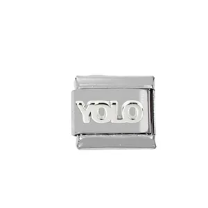 Détail macro du charm italien en acier inoxydable argenté avec lettrage YOLO en relief