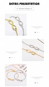 Détail de bracelets symbole infini en or et argent avec fermoir mousqueton et chaîne