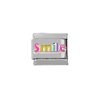 Détail du maillon de bracelet italien en acier inoxydable avec lettrage Smile coloré