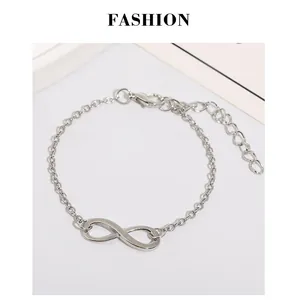 Gros plan d'un bracelet symbole infini en argent avec fermoir mousqueton réglable sur blanc