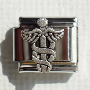 Detalle de eslabón de amuleto italiano Caduceo plateado brillante con cristal claro