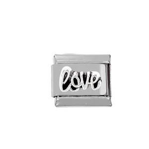 Vue macro de breloque italienne en acier 304 avec inscription Love en relief 3D