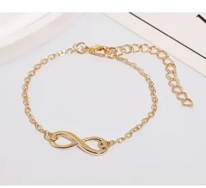 Gros plan du bracelet doré avec symbole infini et chaîne ajustable avec fermoir homard