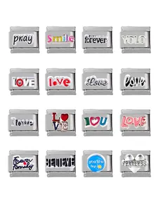 Vue détaillée des charms italiens en acier 304 avec lettres de motivation gravées