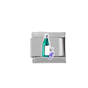 Vista macro detallada del charm italiano de acero 304 con diseño esmaltado de vino y uva