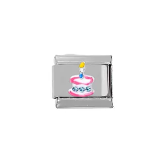 Detalle de eslabón de acero inoxidable 304 con pastel de cumpleaños rosa y cristales azules