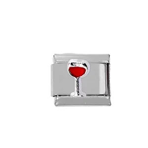 Detalle de un dije de acero inoxidable 304 con un diseño de copa de vino en esmalte