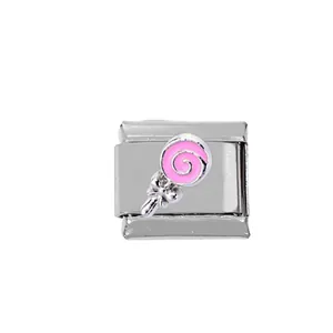 Detalle de abalorio italiano con piruleta de esmalte rosa sobre base de acero inoxidable