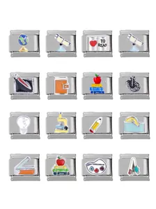 Dettaglio di 16 maglie charm italiane in acciaio inox con motivi scientifici e artistici