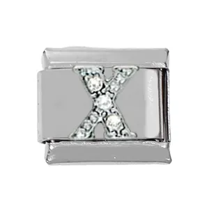 Nahaufnahme des silbernen modularen Edelstahl-Charms mit Kristall-Inlay-Buchstabe X