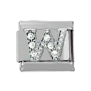 Detail eines italienischen Charm-Armbands mit Buchstabe W und Kristallbesatz aus Edelstahl