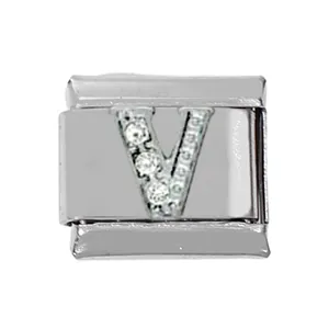 Makroaufnahme eines silbernen Italian Charm Glieds mit funkelndem Strass-Buchstaben V