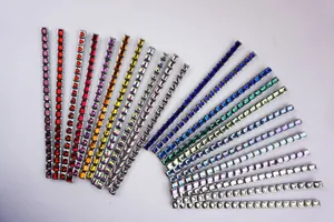 Vue macro de breloques en cristal carré coloré pour bracelets modulaires italiens en acier