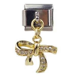 Detailaufnahme des goldenen Schleifenanhängers mit Zirkonia für Modeschmuck-Armbänder