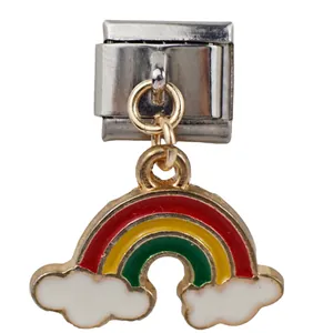 Detailansicht eines italienischen Charm-Links mit buntem Regenbogen und goldenen Wolken