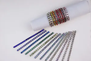 Détail de bracelets à breloques italiens avec des pierres précieuses carrées colorées