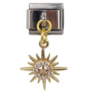 Detailansicht eines goldenen Sonnenanhängers mit Zirkonia für modulare Armbänder
