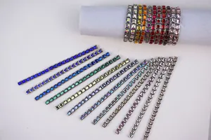 Détail de maillons italiens avec cristaux carrés colorés et bracelet en acier inoxydable