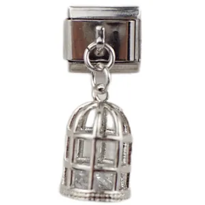 Detail van een zilverkleurige vogelkooi-bedel met zirkonia voor modulaire armbanden