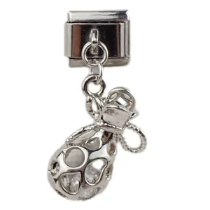 Detail van zilveren vleugelhanger met zirkonia voor modulaire Italiaanse armband