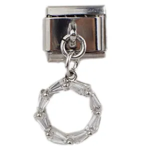 Detail van zilveren Italiaanse charm met ronde hanger van baguette geslepen zirkoon
