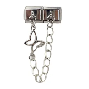 Macro-detail van de Italiaanse armbandlink met zilveren vlinderhanger en kristallen accenten