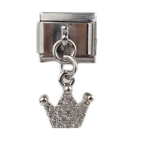 Macro-opname van een zilveren modulaire armbandbedel met een met kristal bezette kroon